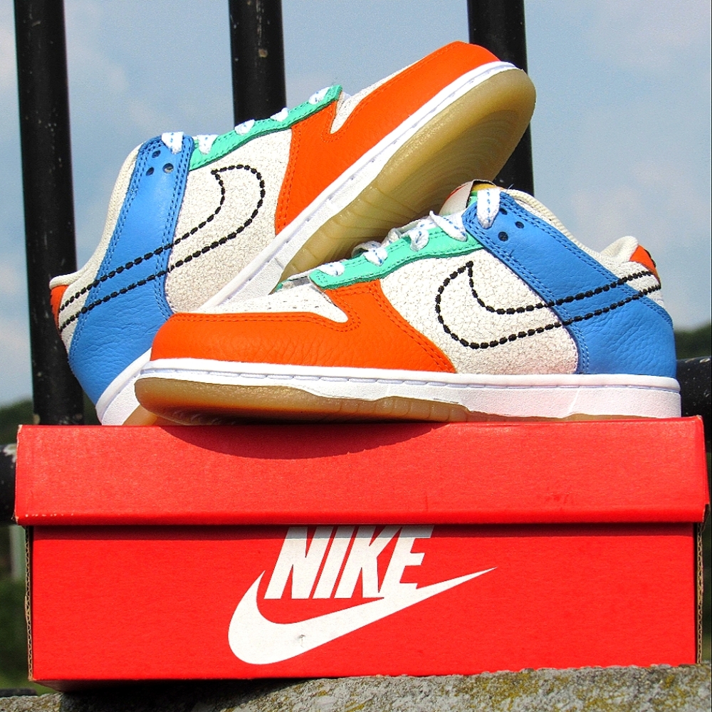 Nike Dunk Low - Picture 4 of 11